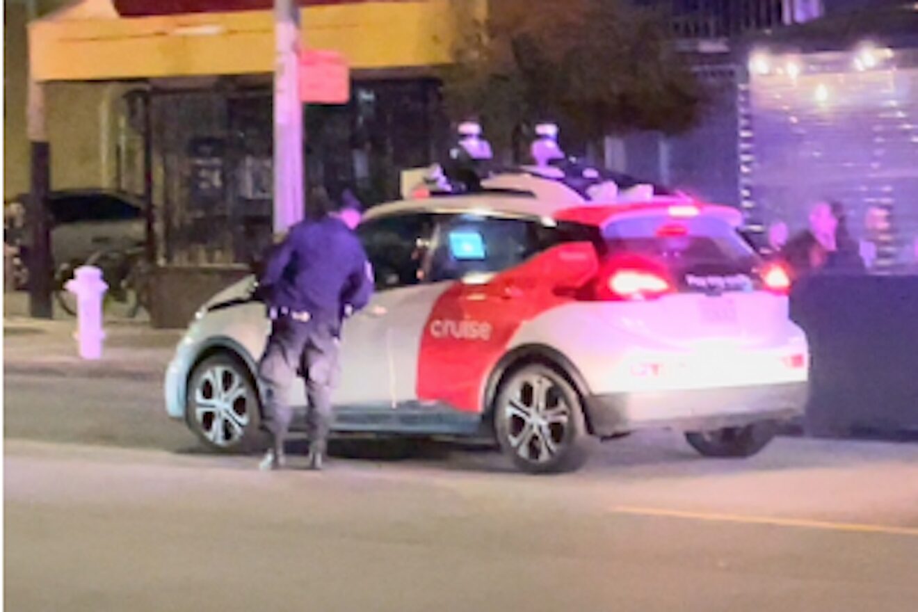 Full 3 minute video: Police stop self-driving car in San Francisco – “Ain’t nobody in it!” and then it drives off
