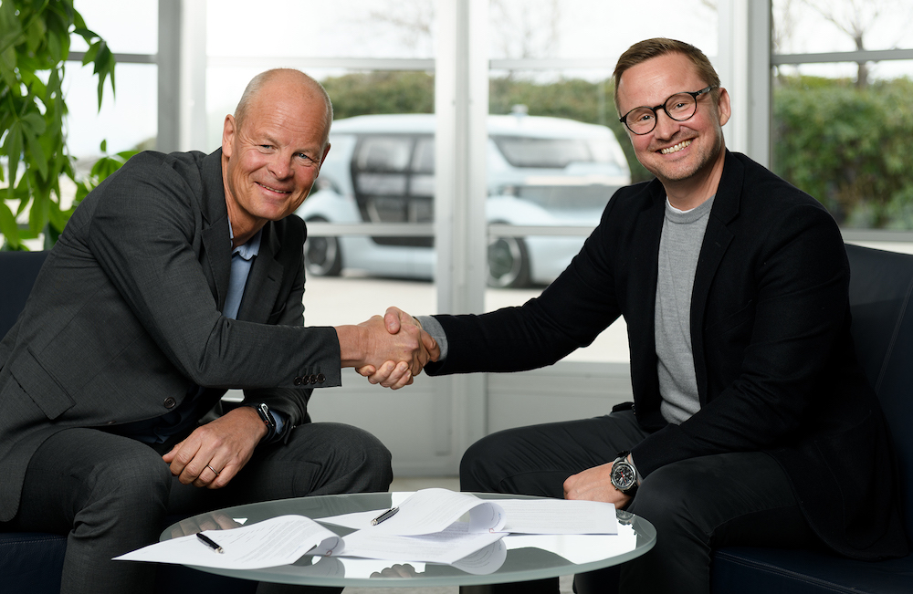 Stefan Tilk of NEVS and Gavin Jackson of Oxbotica agree new self-driving EV deal