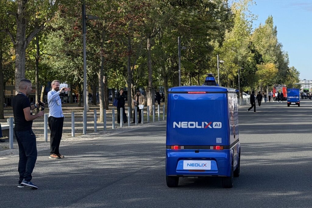 Neolix's small urban freight vehicle in action